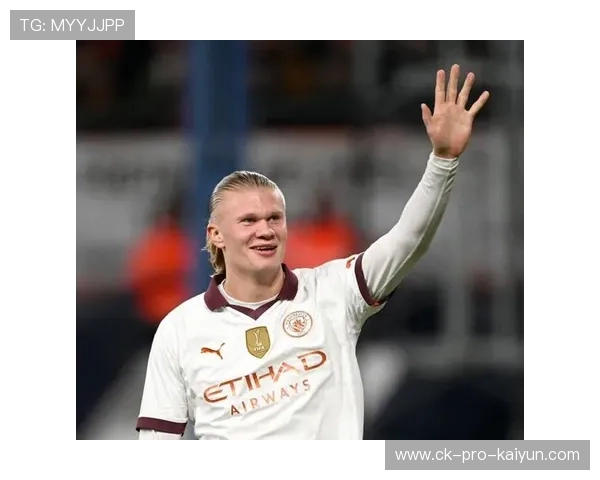 哈兰德弧顶劲射穿透对手防线